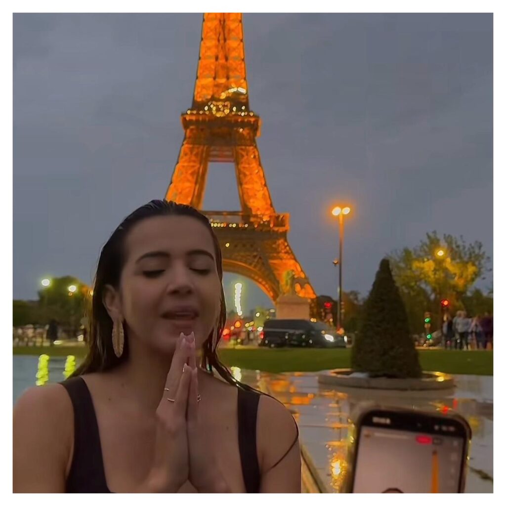 Cristãos são batizados aos pés da Torre Eiffel em ato público de fé
