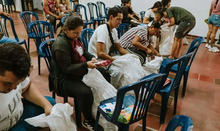 Famílias que fogem da crise na Venezuela encontram esperança e cuidado cristão na Colômbia