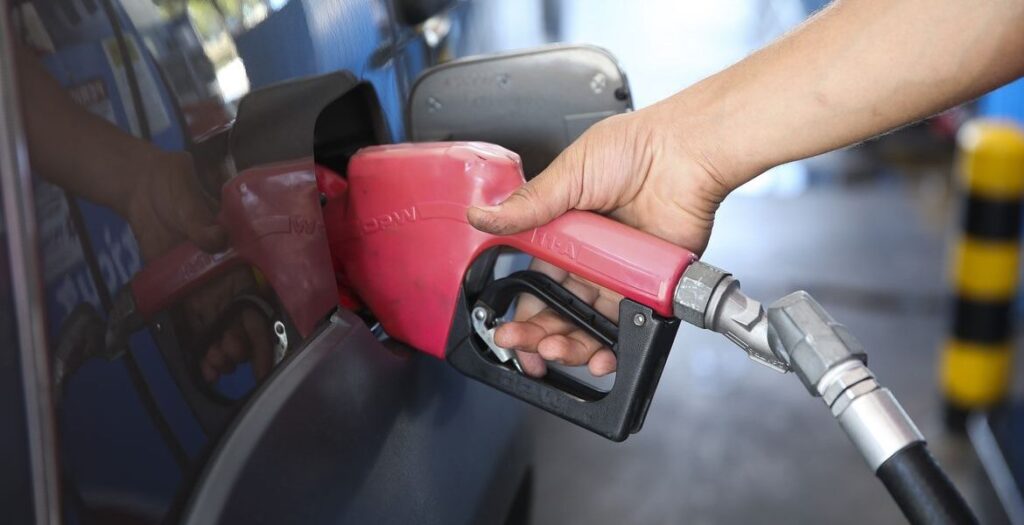Petrobras reduz preço da gasolina a partir desta terça-feira; queda média é de R$ 0,14 para distribuidoras