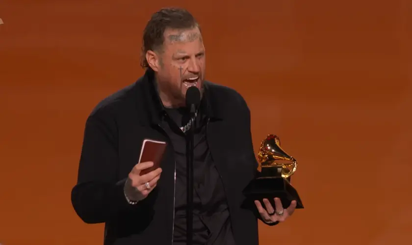 Com Bíblia nas mãos, Jelly Roll testemunha fé em Jesus ao vencer Grammy
