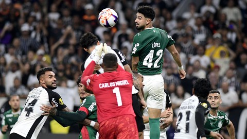 Palmeiras vence o Corinthians em clássico quente e garante vaga nas quartas de final