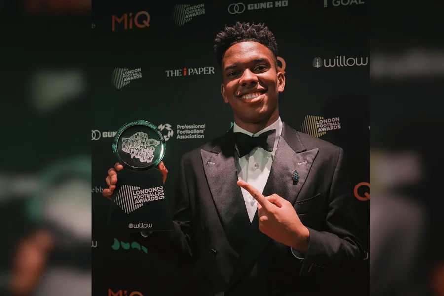 Estevão recebe prêmio de Jovem Jogador do Ano no London Football Awards