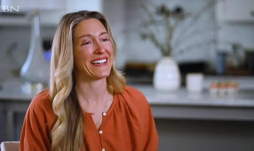 De trauma e ocultismo à fé: a transformação de Angela Sumner após encontro com Deus