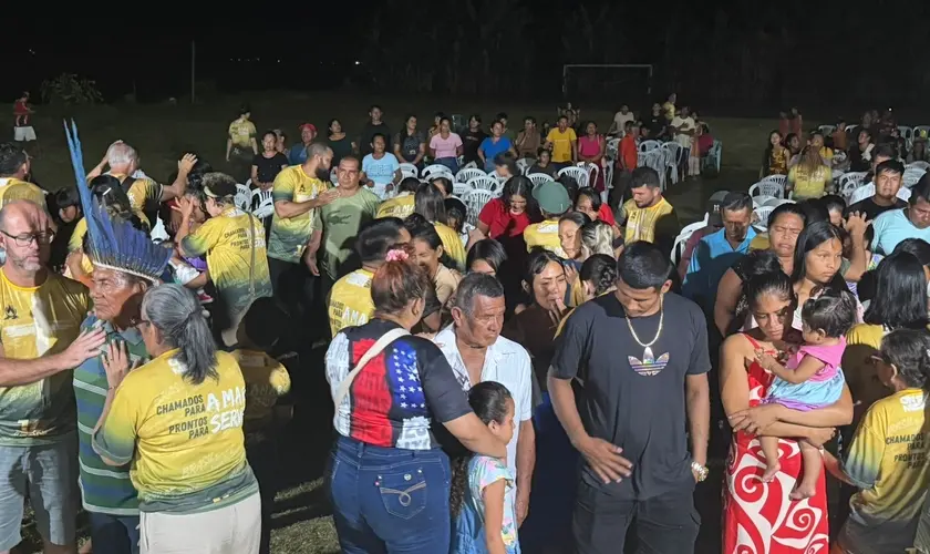 Cacique da tribo Ticuna aceita Jesus durante missão evangelística na Amazônia