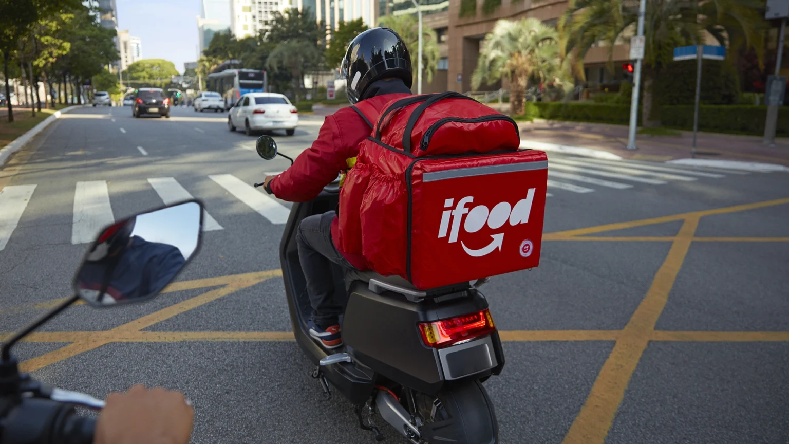 iFood passa a monitorar velocidade de entregadores por GPS para incentivar direção segura e reduzir acidentes