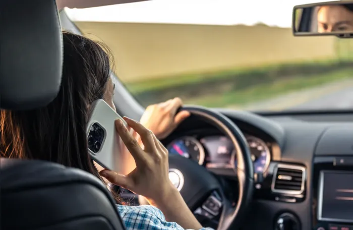 Usar celular ao volante pode gerar três tipos de multa; entenda